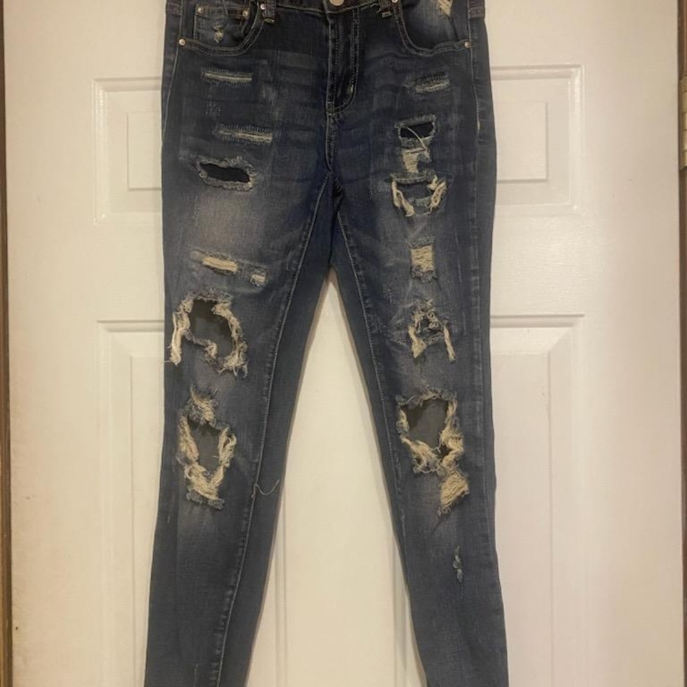 Mid rise distressed Blue Jeans